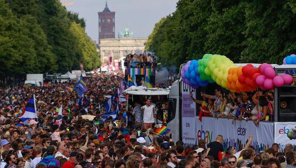 La gente participa en la manifestación número 44 del Día de Christopher Street (CSD) durante el mes del Orgullo en Berlín el 23 de julio de 2022, con la Puerta de Brandenburgo y el Ayuntamiento de fondo. (Foto de DAVID GANNON / AFP)