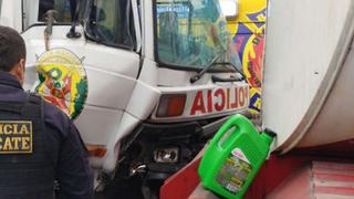 Vehículo portatropas de la Policía Nacional se estrella en la Panamericana Sur