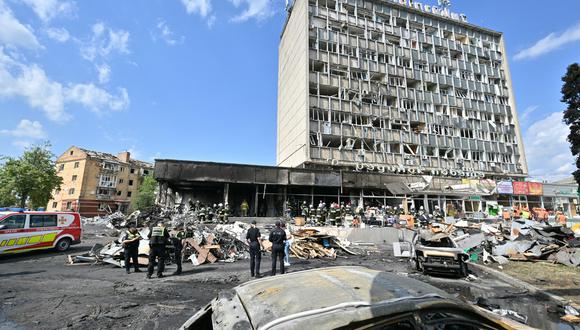 Los bomberos inspeccionan un edificio dañado tras un ataque aéreo ruso en la ciudad de Vinnytsia, en el centro-oeste de Ucrania el 14 de julio de 2022. (Foto de Serguéi SUPINSKY / AFP)