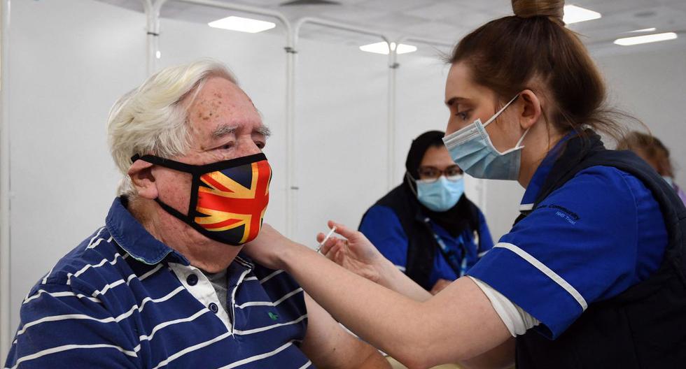 Robert Williams, de 84 años, recibe una inyección de la vacuna contra el coronavirus en un centro de vacunación masiva en Robertson House, en Stevenage, al norte de Londres, el 11 de enero de 2021. (JOE GIDDENS / POOL / AFP).