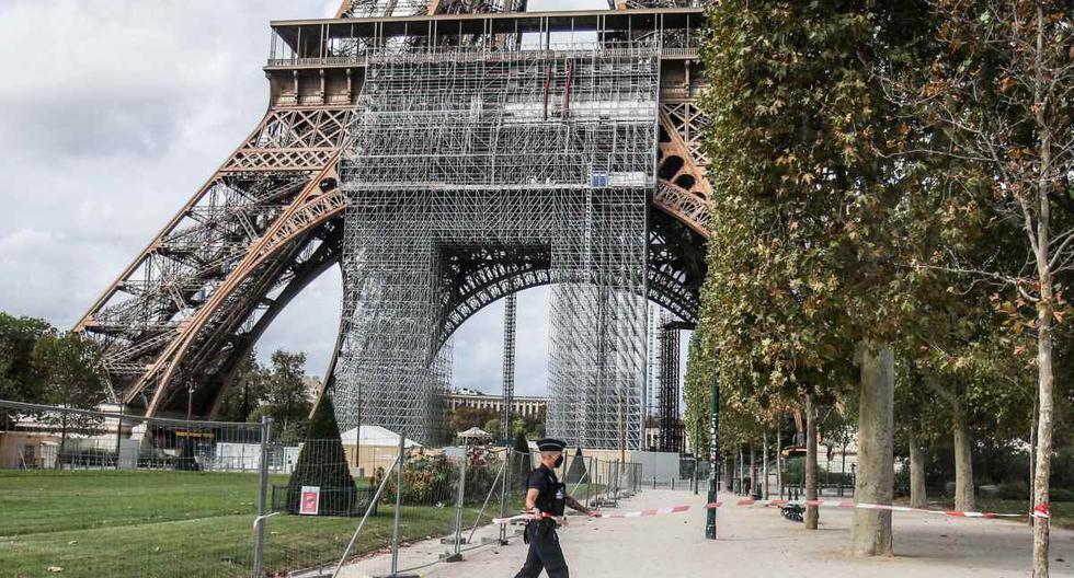 Un policía retira la cinta del cordón que se instaló alrededor de la Torre Eiffel en París, Francia. (EFE/EPA/MOHAMMED BADRA).