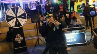 Comandante de la Policía ofreció sus mejores rimas en competencia de rap [Video]