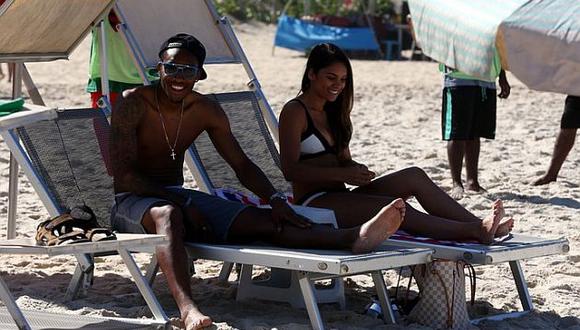 Leroy Fer disfrutó del sol y el clima de Rio junto a su novia María Xenia. (Difusión)