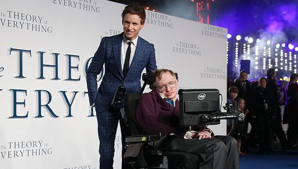 Stephen Hawking mostró su alegría con emotivo mensaje a Eddie Redmayne luego que este ganara el Oscar. (AP)