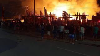 Incendio  consumió varios locales de venta de maderas en Sullana | VIDEO