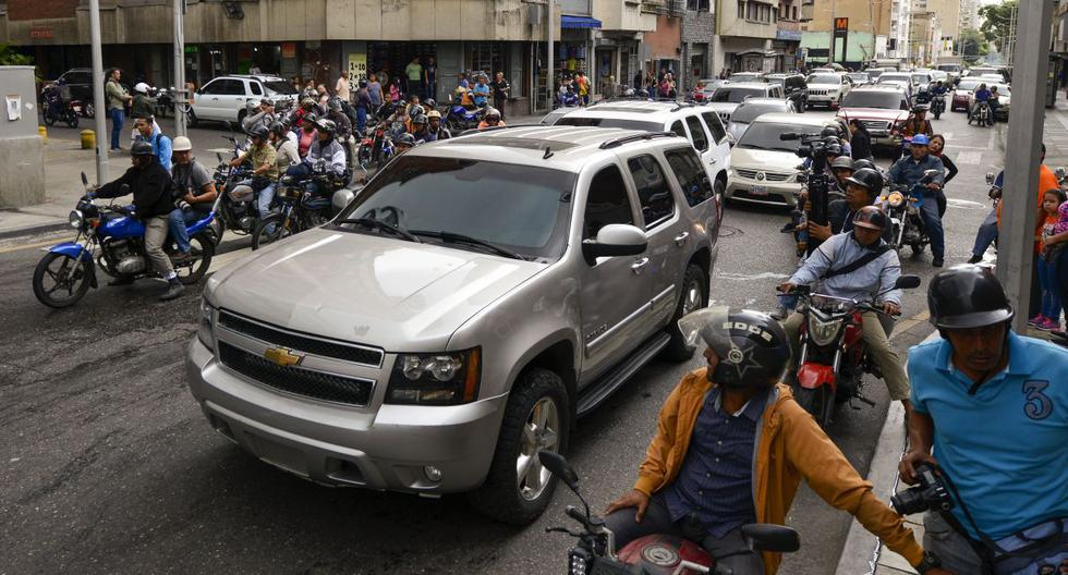 Periodistas en motocicletas siguen a una caravana de legisladores de la oposición en su camino a la Asamblea Nacional en Caracas, Venezuela, el miércoles 15 de enero de 2020. (Foto: AP)