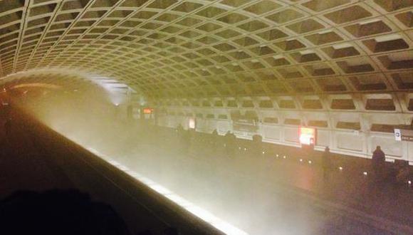 Dos personas se encuentran en estado crítico por el humo en la estación. (@LesleyJLopez)
