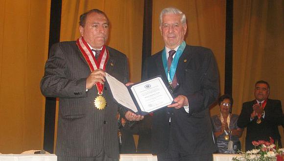 Nobel fue condecorado en Piura con la orden Gran Almirante Grau. (Perú21)