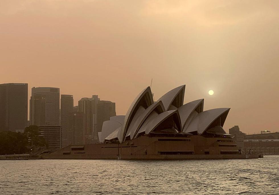 La luna se eleva sobre la Ópera de Sídney mientras el humo de los incendios forestales cubre el horizonte en Sídney, Australia. (Reuters)