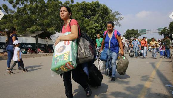 Una mujer vende medicamentos este martes en el puente internacional Simón Bolívar, frontera entre Colombia y Venezuela, que une a Cucúta con San Antonio del Táchira. (Foto: EFE)