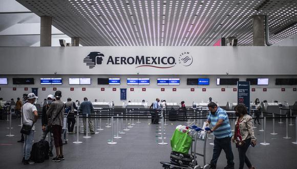 Los pasajeros esperan en los mostradores de Aeroméxico, en el Aeropuerto Internacional de la Ciudad de México, el 19 de junio de 2020. (Foto de PEDRO PARDO / AFP)