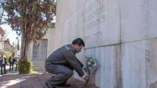 Pedro Castillo dejó una ofrenda floral en la tumba de Salvador Allende en Chile