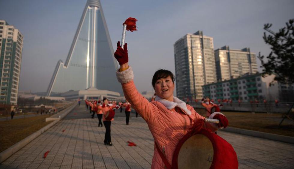 Motivan a los trabajadores de Pyongyang con banderas y tambores. (Foto: AFP)