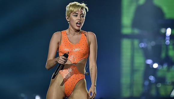 Tras la caída, Miley solo atinó a sonreír. (AFP)