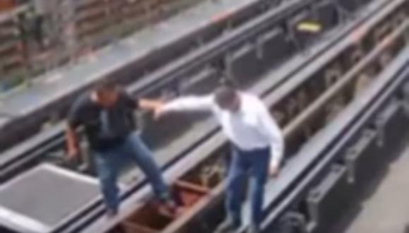 El sujeto de polo negro cayó sin vida encima de las vías del metro. Foto: Twitter de @lopezdoriga