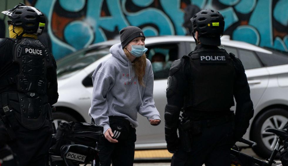 Las fuerzas de seguridad de Seattle desalojaron una zona autónoma creada hace tres semanas por manifestantes que protestan contra el abuso policial en Estados Unidos. Imagen de una persona gritándole a un agente. (David Ryder/Getty Images/AFP).