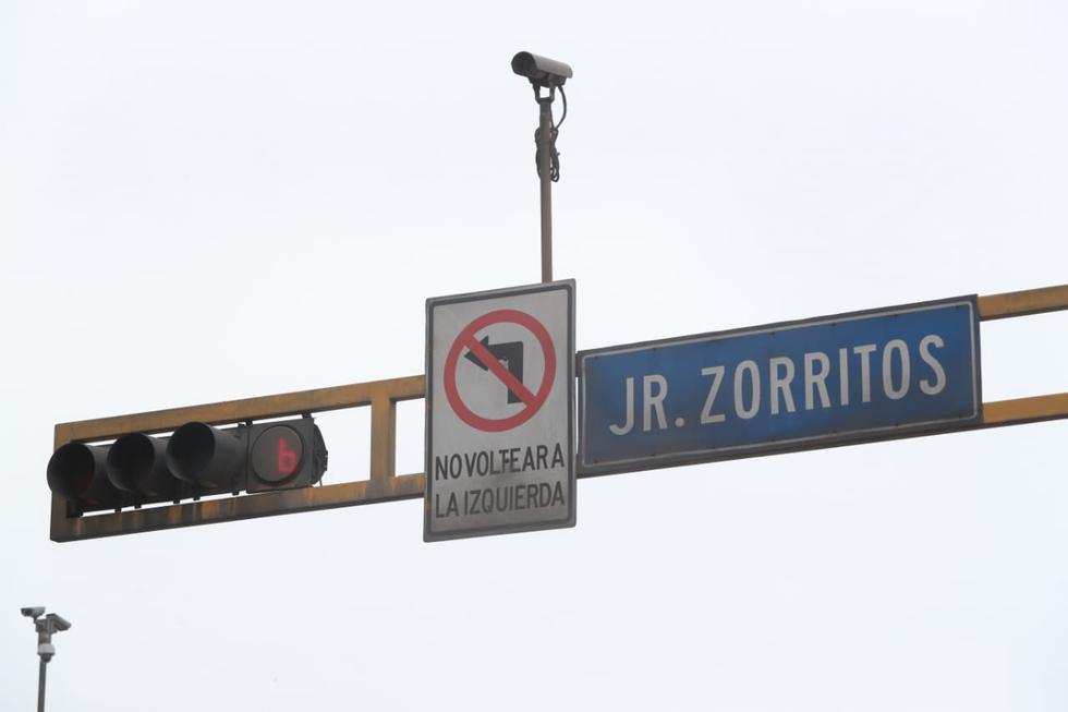 Señalética indica que está prohibido girar a la izquierda en el jirón Zorritos. (Foto: Lino Chipana/GEC)