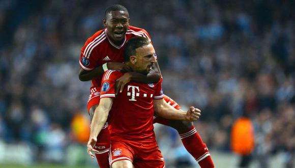 SOBRE RUEDAS. Ribéry celebra con el gran lateral Alaba tras conquistar el primero. (AFP)