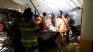 Derrumbe en Miami: impresionante video de bomberos trabajando bajo escombros en busca de supervivientes [VIDEO]