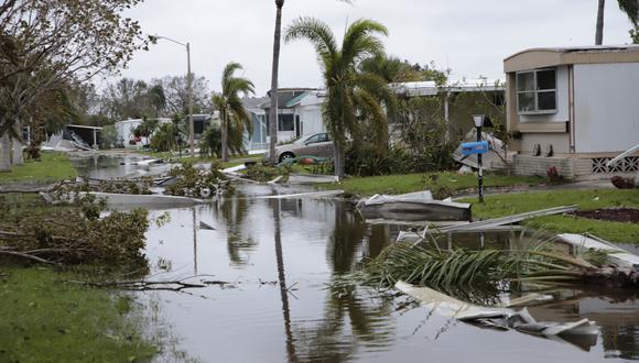 Basura de escombros en un parque de casas móviles en Fort Myers, Florida, el 29 de septiembre de 2022, un día después de que el huracán Ian tocara tierra. (Foto de José AGCOILI / AFP)