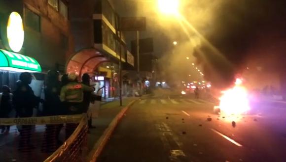 La Policía lanzó bombas lacrimógenas en la avenida Universitaria. (Video: Eliezer Benedetti)