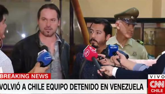 Según TVN, el periodista Rodrigo Pérez y el camarógrafo Gonzalo Barahona fueron detenidos en las cercanías del palacio presidencial de Miraflores. (Foto: Captura TV)