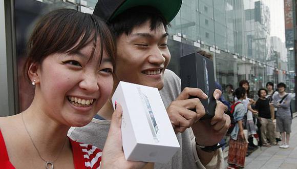 Clientes en Tokio con el esperado iPhone 5. (AP)