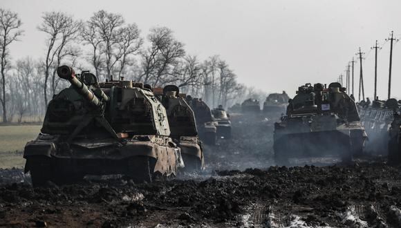 Armamento militar ruso dirigiéndose a la frontera con Ucrania en Rostov. (Foto: EFE)