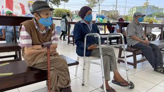 COVID-19: Ancianos de albergue municipal esperaron más de tres horas por vacuna