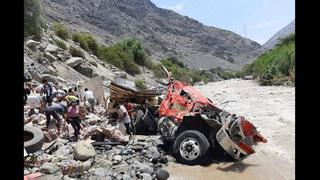 Saquean mercadería de camión que cayó a río mientras chofer y ayudante pedían auxilio en Pisco