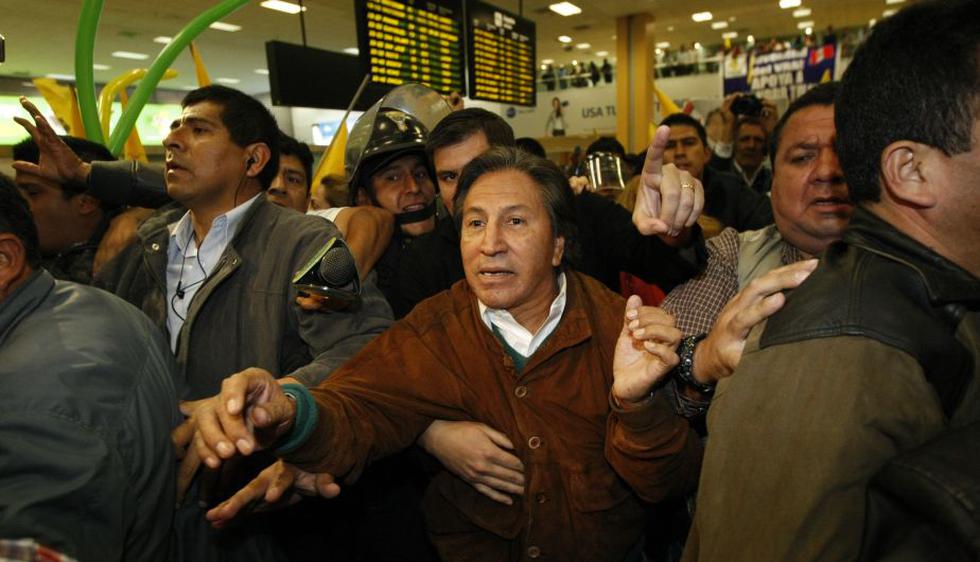 Alejandro Toledo fue resguardado por un gran contingente policial. (Luis Gonzales/Peru21)