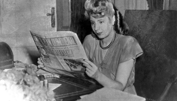 Fotografía de archivo tomada en 1947 que muestra a Eva Perón leyendo un periódico. (Foto: AFP)