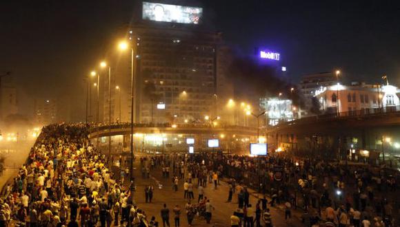 Protestantes ocupan el puente 06 de Octubre, en el centro de El Cairo. (Reuters)