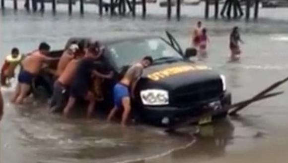 Camioneta de La Marina quedó atorada en el mar en la playa de Chorrillos. (Latina)