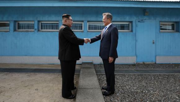 El líder norcoreano Kim Jong Un estrechando la mano del presidente surcoreano Moon Jae-in en la Línea de demarcación militar que divide a sus países. (Foto: AFP)