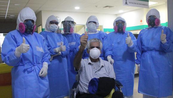 Paciente de 65 años agradeció a médicos y enfermeras del Hospital Emergencia Ate Vitarte por el tratamiento para vencer al COVID-19. (Foto: Minsa)