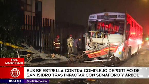 Bus previamente derribó un semáforo y un árbol, lo que permitió amortiguar la colisión con las rejas del complejo deportivo en San Isidro. (Captura: América Noticias)