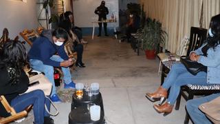 Sorprenden a 16 trabajadores de Hospital Regional de Ayacucho bebiendo y bailando