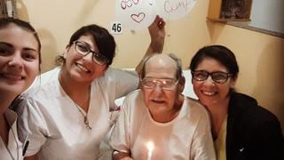 Facebook: Anciano fingió estar grave para no pasar solo su cumpleaños y celebró en el hospital