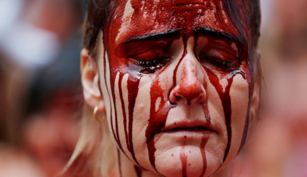 España: Activistas se bañan en ‘sangre’ para protestar contra corridas de toros. (Reuters)