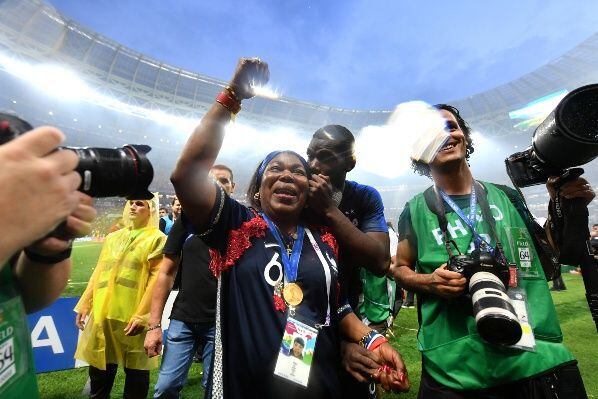 Paul Pogba le regala medalla a su madre y celebran triunfo histórico.