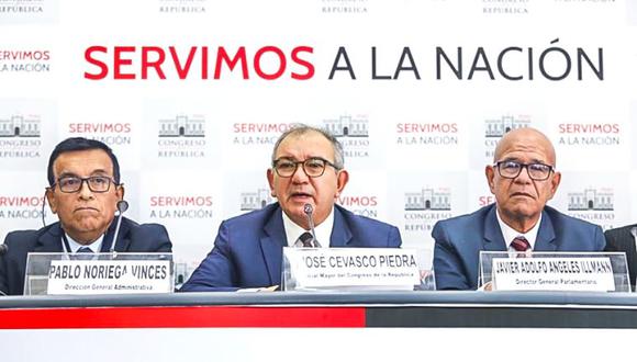 Nuevo oficial mayor. Javier Ángeles aparece sentado junto al exoficial mayor, José Cevasco. (Foto: Andina)