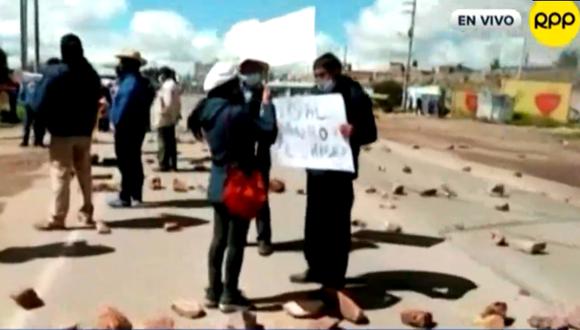 Pobladores de Caracoto bloquean carretera Puno-Juliaca este martes. Foto: RPP Noticias