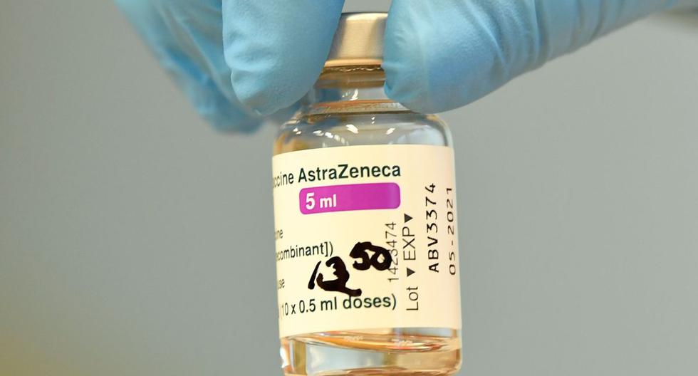 Se prepara un vial con la vacuna contra el coronavirus de AstraZeneca, en Grevesmuehlen, Alemania, el 5 de marzo de 2021. (REUTERS/Fabian Bimmer).