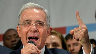 Álvaro Uribe, expresidente con prisión domiciliaria, renunció al Senado de Colombia