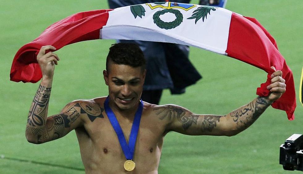 El ‘Depredador’ celebró con la bandera peruana. (Reuters)