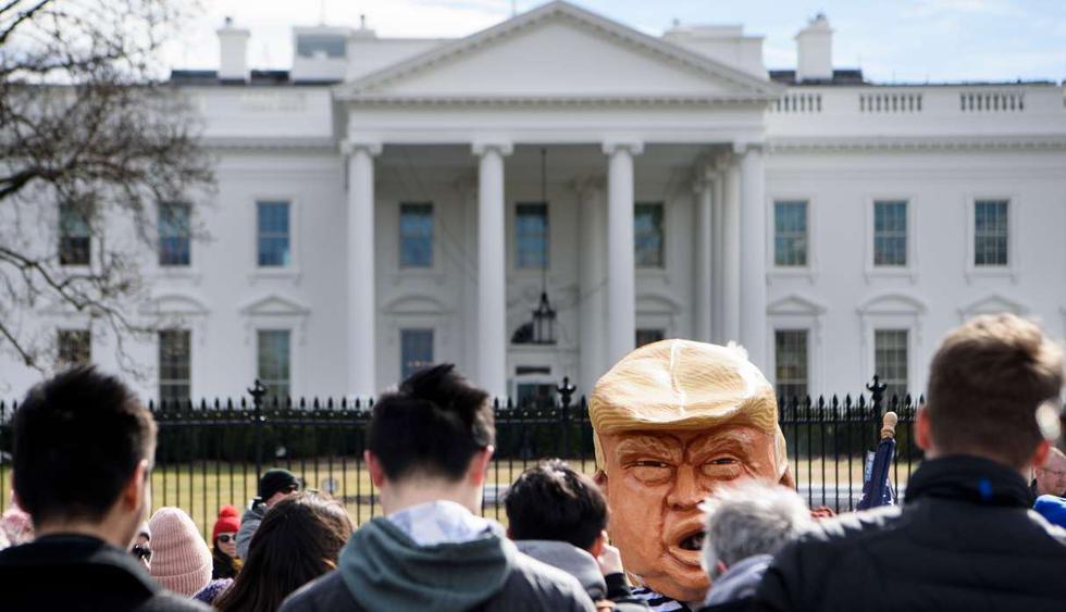 Un activista viste una efigie del presidente de los Estados Unidos, Donald Trump, durante una protesta cerca de la Casa Blanca. (Foto: AFP)