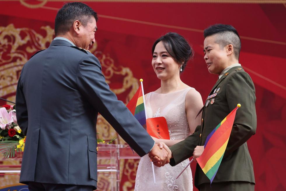 Wang Yi y su esposa Meng Yumi aceptan las felicitaciones de su superior durante una boda masiva militar en Taoyuan, Taiwán. (REUTERS/Ann Wang).