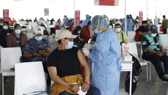Personal de salud aplicando la vacuna contra el COVID-19. (Foto: César Bueno | @photo.gec)
