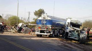 Argentina: Once muertos dejó choque entre combi y camión